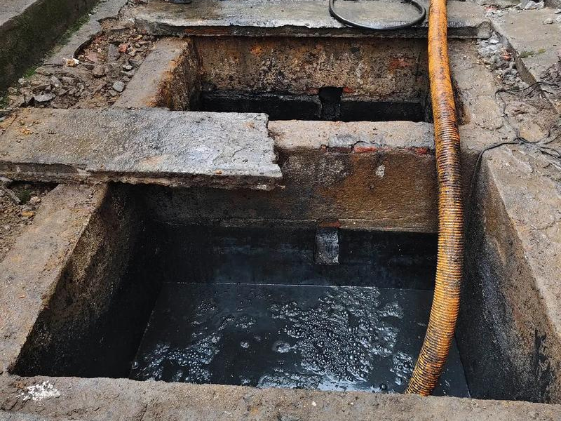 青石村清理化粪池